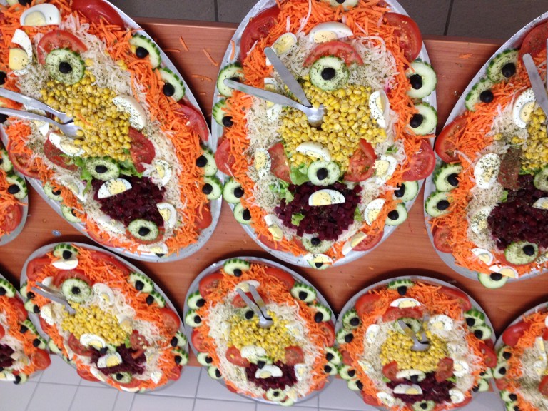 Grands plats de salade composée prêts à être servis