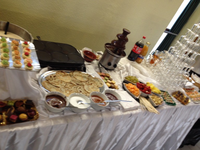 Buffet sucré avec fontaine à chocolat et crêpes
