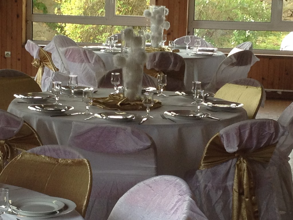 Table de réception dressée en blanc et or, housses de chaises à nœud doré