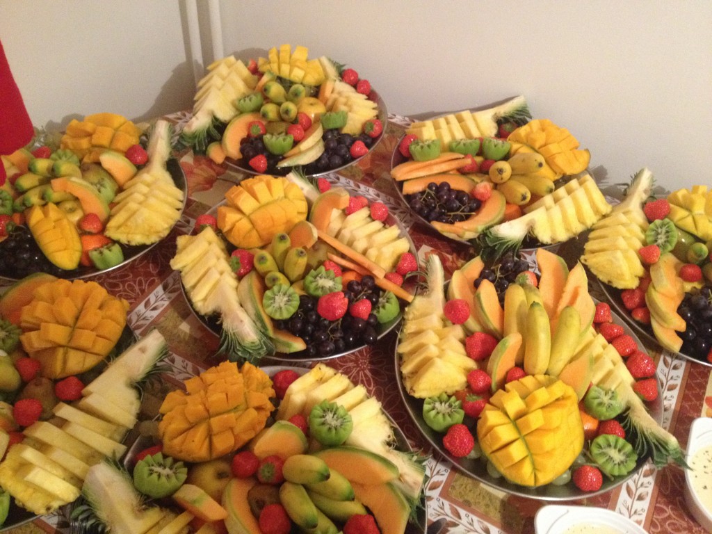 Plateaux de fruits frais sculptés : mangues, ananas, kiwis et fraises